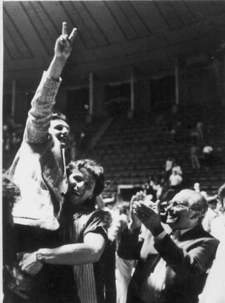 Festeggiamenti per la vittoria del campionato italiano con la Panini Modena nel 1986 (Ansa)